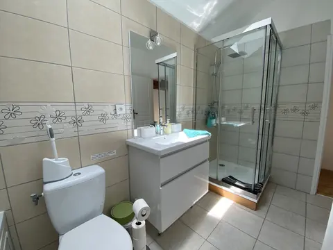 Shared family bathroom (Granary)