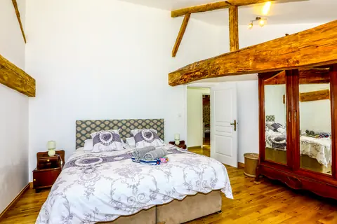 Super king-size bedroom en-suite (Granary)