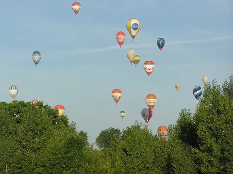 Hot air balloons above Lasclottes