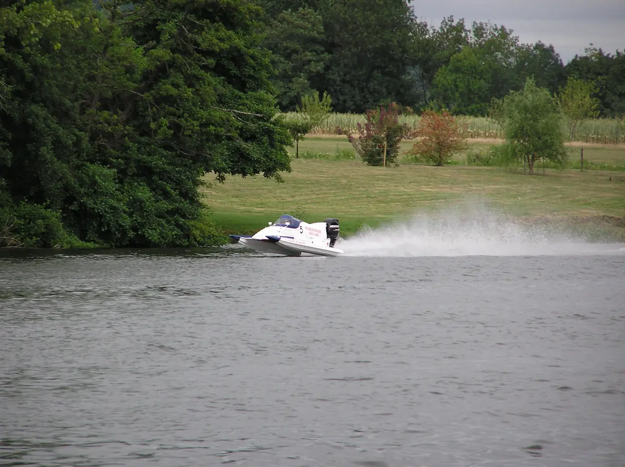 Speed boat action on the River Lot near Lasclottes